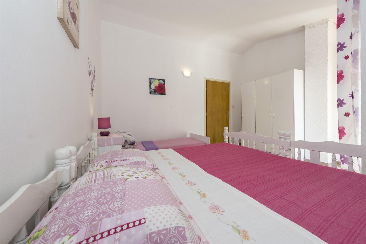 Apartments And Rooms Dragica Starigrad Paklenica Eksteriør bilde