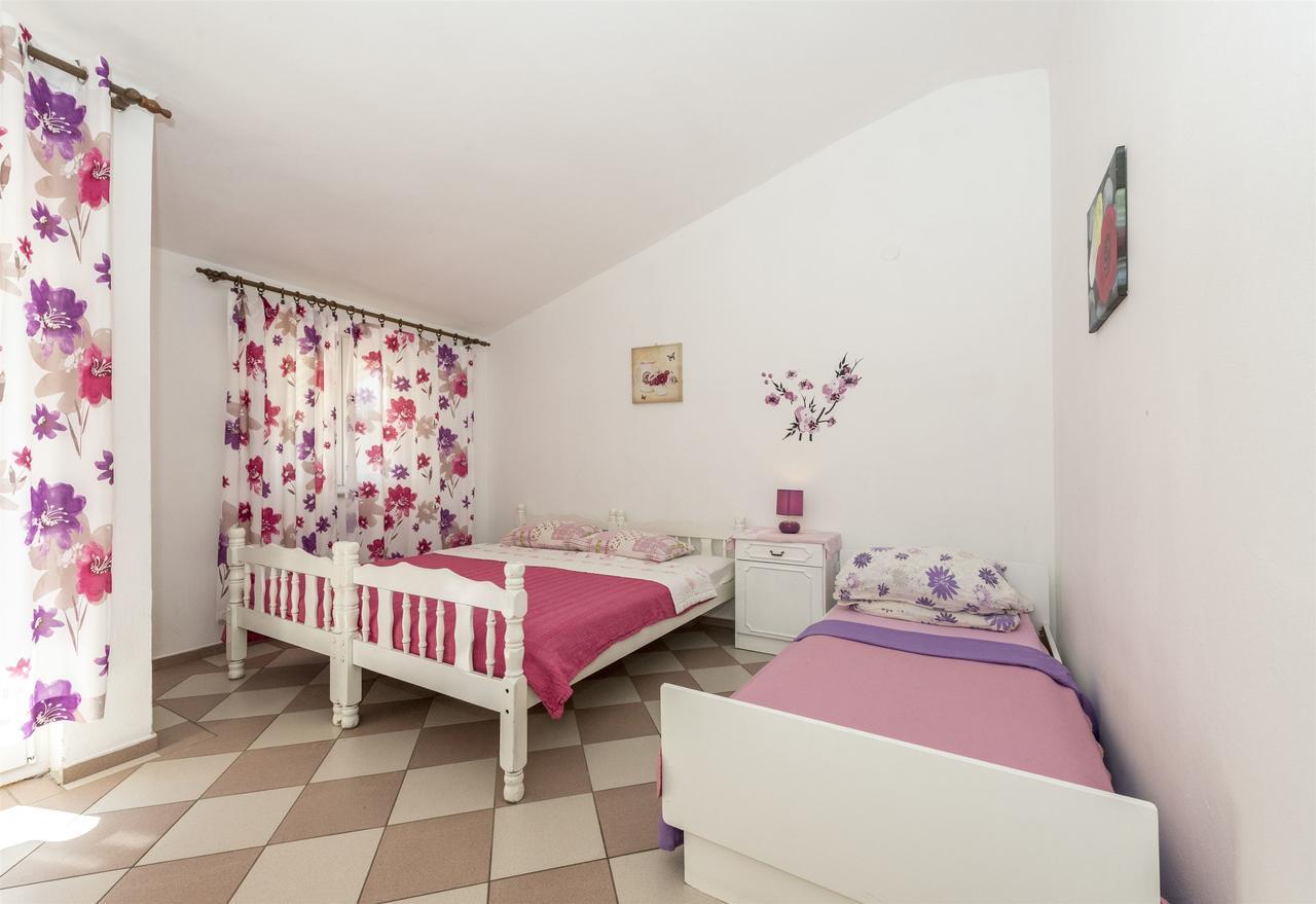 Apartments And Rooms Dragica Starigrad Paklenica Eksteriør bilde